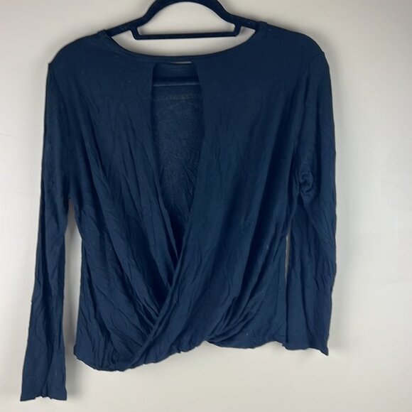 the classic black long sleeved open back with graphic front size medium - Picture 3 of 9